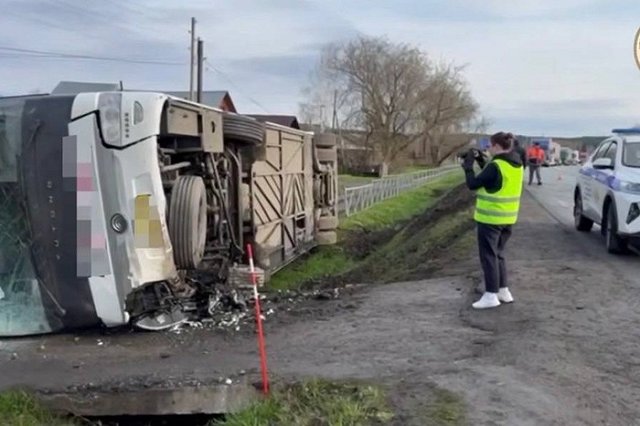 В Пермском крае перевернулся автобус с туристами из Екатеринбурга.
