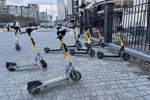 В Екатеринбурге подросток-самокатчик залил перцовкой прохожего из-за замечания