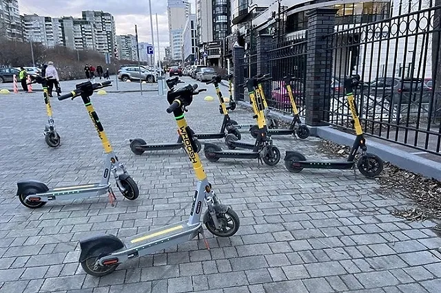 В Екатеринбурге подросток-самокатчик залил перцовкой прохожего из-за замечания