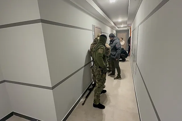 Силовики ворвались в квартиру на Вторчермете