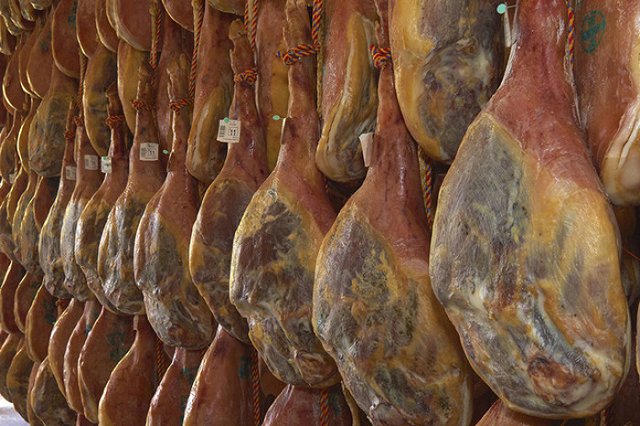 Санкционные продукты обнаружены в ряде торговых сетей Свердловской области