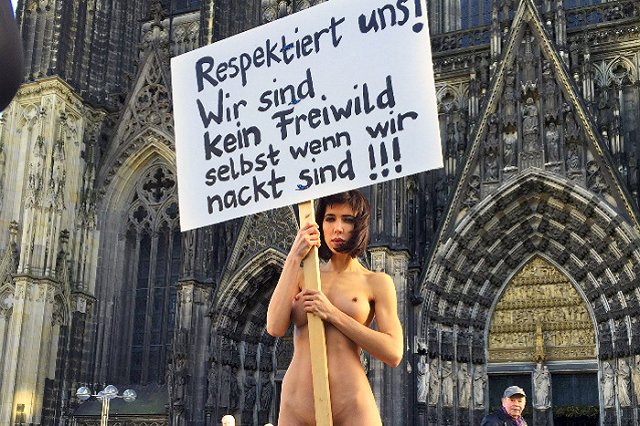 В Кельне обнаженная художница устроила акцию протеста против насилия