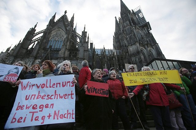 Из-за охотников на женщин Меркель ужесточит законы. В Кёльне — акции протеста