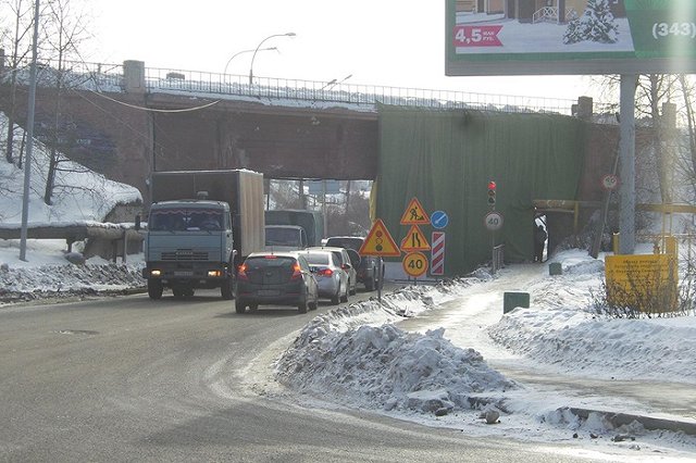 Ремонт моста затруднил движение по Селькоровской
