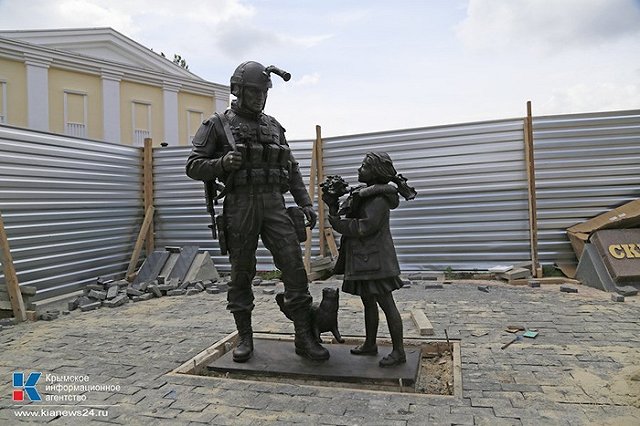 В Крыму открыли памятник «Вежливым людям»