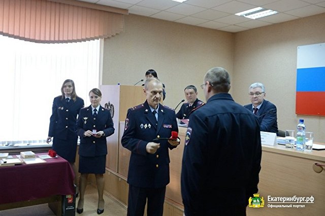 Полицейским, задержавшим поджигателя веранд, подарили планшеты