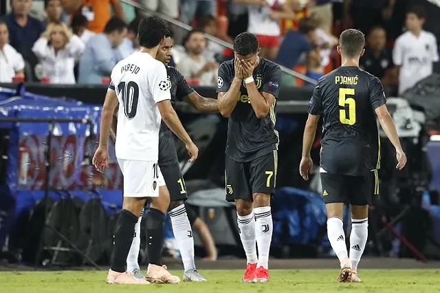 Криштиану Роналду впервые в своей карьере был удален с поля в матче ЛЧ (ФОТО)