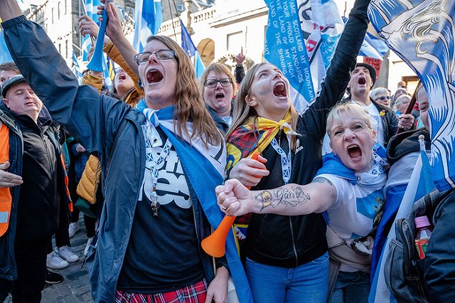 На улицы Эдинбурга вышли более 100 тыс. сторонников независимости Шотландии