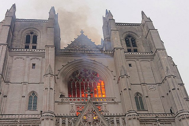 Во Франции загорелся готический собор XV века