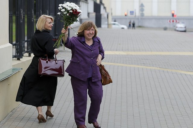 Стало известно, кто помог Светлане Алексиевич выехать в Германию