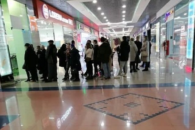 В екатеринбургских ТЦ вновь выстраиваются большие очереди на прививку