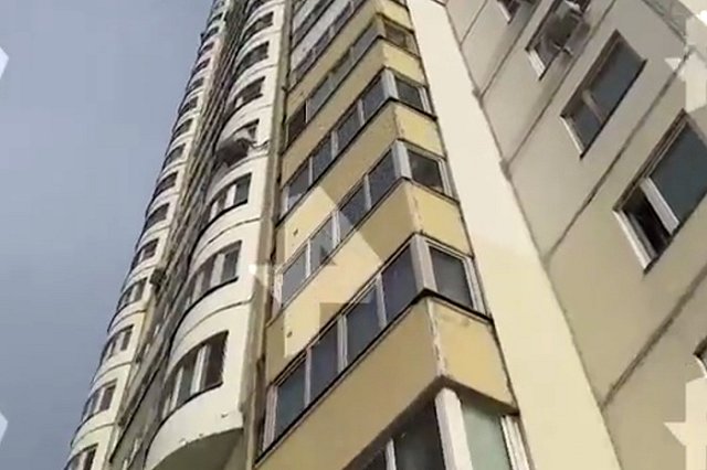 Несовершеннолетняя девочка выпала с 22 этажа, не получив серьёзных травм