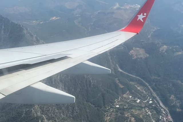 Вылетевший из Турции самолет с россиянами вернулся из-за недомогания пилота