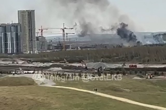 В Академическом загорелись несколько гектар земли