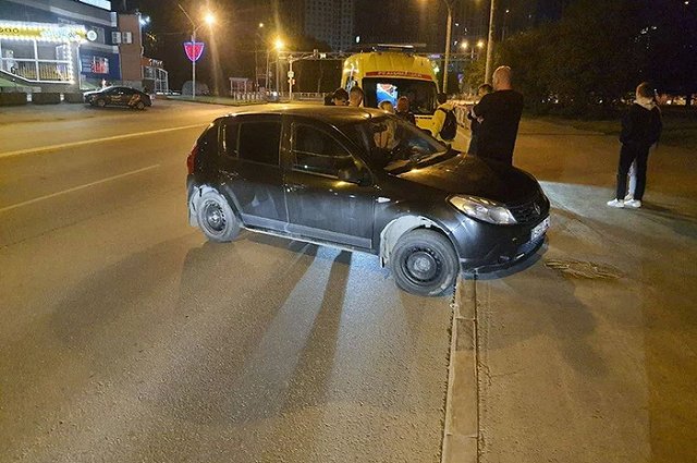 В Екатеринбурге мужчина въехал на бордюр и умер
