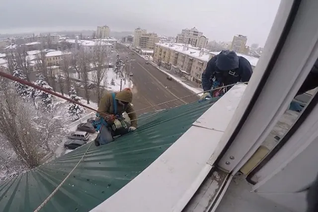 Монтажник погиб при обрушении крыши цеха в свердловской колонии