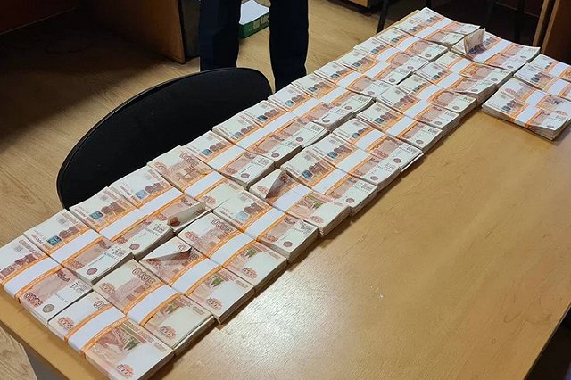 В Кольцово задержан мужчина с миллионами в чемодане