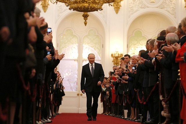 Выяснилось, кого Владимир Путин отметил личным жестом по дороге на инаугурацию