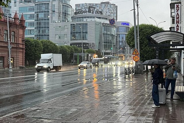 В Екатеринбурге кран снес трамвайную остановку «Кировградская»