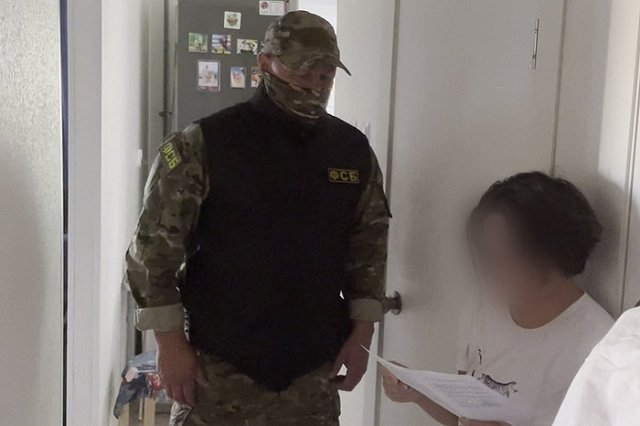 Опубликовали видео задержания чиновницы, работающей в мэрии Екатеринбурга. Её подозревают в мошенничестве