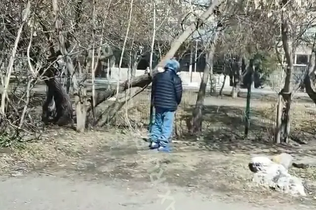 В Екатеринбурге возле начальной школы заметили пенсионера-извращенца