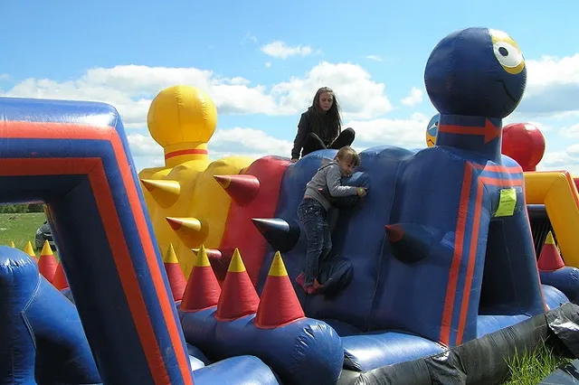 В Челябинске девочка-подросток рухнула с аттракциона с высоты нескольких метров