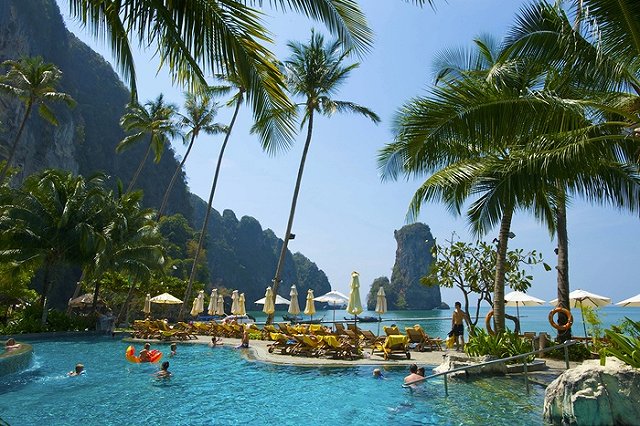 Из-за ожидания резервного борта рейс в тайский Краби отложили еще на 6 часов