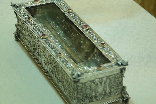 Толпа людей ждет чудес от мощей святителя Спиридона Тримифунтского