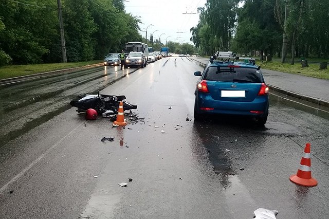 Иномарка врезалась в скутер на Щербакова
