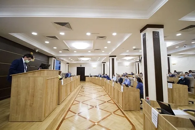 Мэр Екатеринбурга решил сократить зарплаты подчиненным