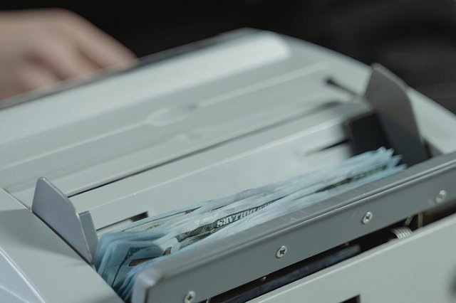 Екатеринбуржец познакомился с девушкой в интернете и отдал ей 7 миллионов рублей