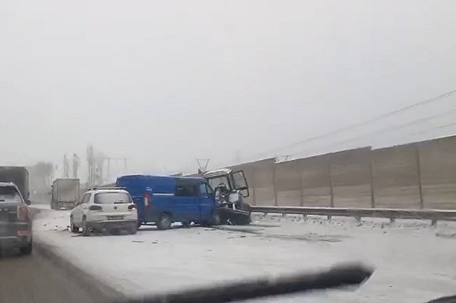 На ЕКАД трактор устроил массовую аварию