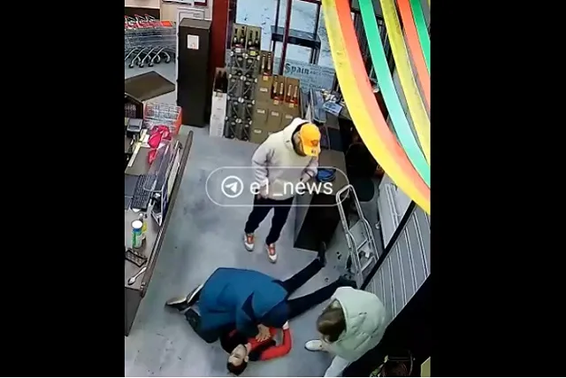 В Екатеринбурге покупатели «откачали» кассира, у которого остановилось сердце