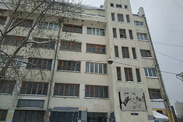 В самом центре Екатеринбурге появилось чье-то жилье в морском контейнере (ФОТО)