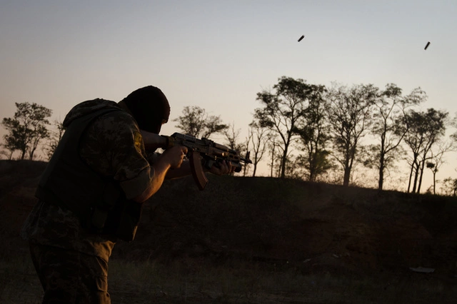 В Донбассе нашли третью воюющую сторону
