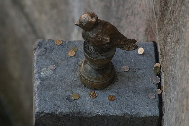 В Петербурге на голову памятника Чижику-Пыжику натянули презерватив