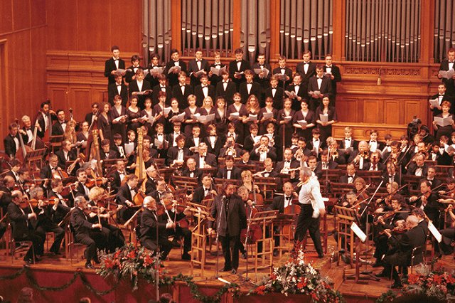 Уральские музыканты едут в Париж за 3 млн рублей праздновать День России