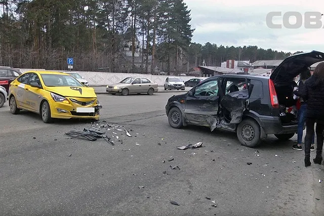 «Яндекс такси» попал в ДТП в Екатеринбурге