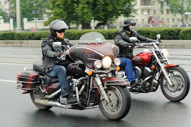 Полиция Челябинска ищет байкера, чей пассажир умер в больнице
