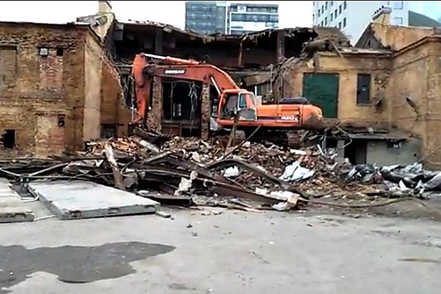 В Екатеринбурге полиция приостановила снос здания старой бани