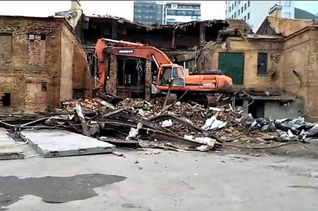 В Екатеринбурге полиция приостановила снос здания старой бани