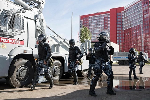 На «Параде первоклассников» детей одели в форму ОМОНа и дали в руки дубинки