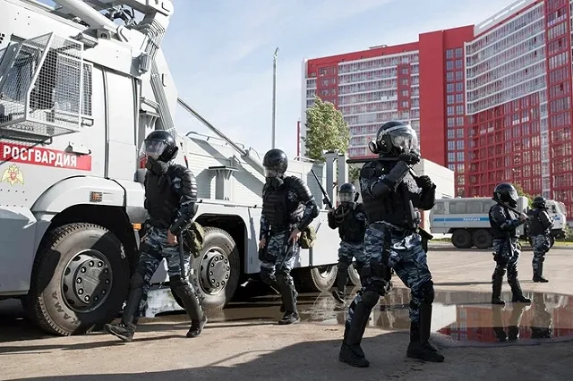 На «Параде первоклассников» детей одели в форму ОМОНа и дали в руки дубинки