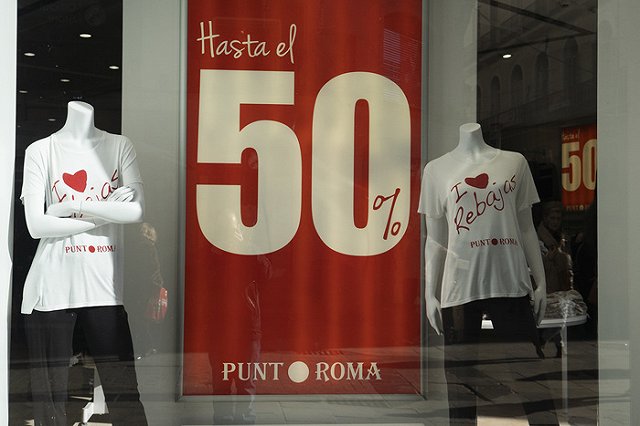 Аналитики зафиксировали рост экономии россиян на одежде и развлечениях