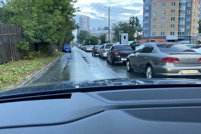 Известный екатеринбургский застройщик сдал высотку без паркинга. В проекте тот присутствовал