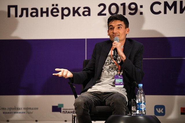 У директора сети городских порталов взломали соцсети, подменив SIM-карту в салоне связи