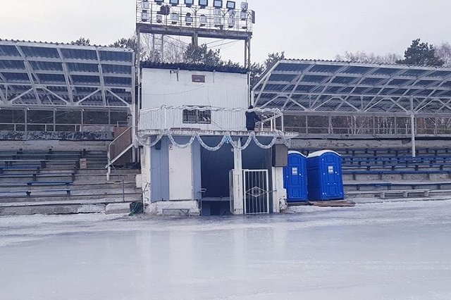 В мэрии объяснили, почему лед стадиона на Химмаше засыпали песком