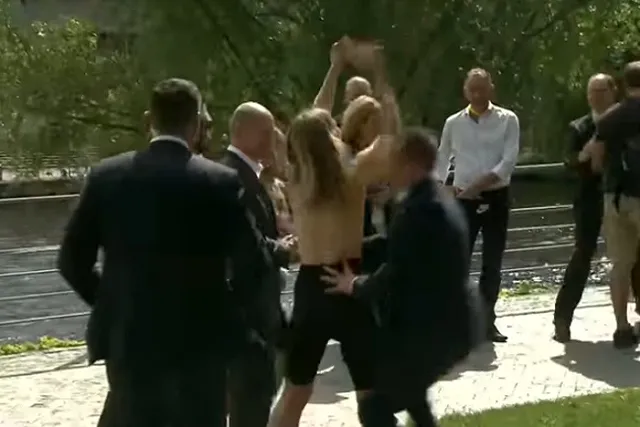 Две активистки обнажили грудь перед Шольцем, требуя отказа от российских энергоносителей