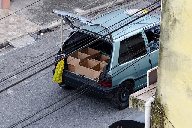 В Екатеринбурге появился странный тип, который обстреливает яйцами машины