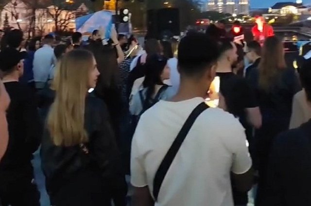 На Плотинке полиция разогнала людей, устроивших вечеринку